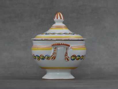 Petit pot couvert à décor de guirlande. Diamètre...