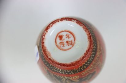 ASIE (CHINE) : Vase en porcelaine émaillée...