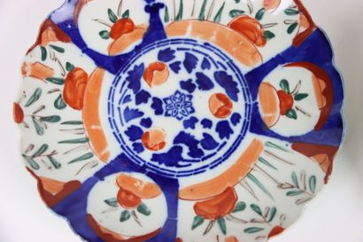 JAPAN. Meeting of five plates in Imari porcelain...