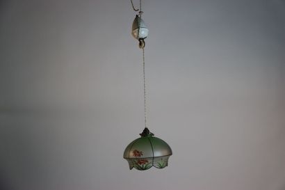 Lustre monte et vient en verre émaillé. Diamètre...