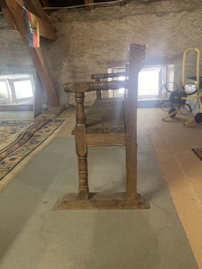 Travail Lorrain. Banc d'église en bois mouluré....