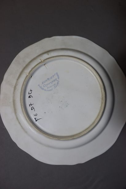 Réunion de 5 assiettes et plats à différents...
