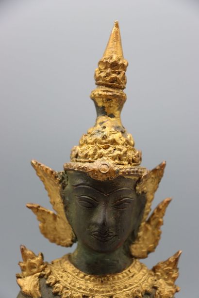 ASIA (THAILAND) : Kneeling Buddha in prayer,...
