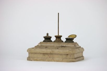 Travail du XIXe siècle. Encrier sur socle...