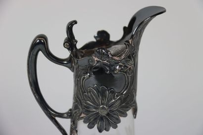 Carafe en verre gravé à décor de fleurs avec...