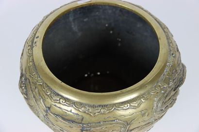 ASIE (CHINE) : Cache-pot en bronze à décor...