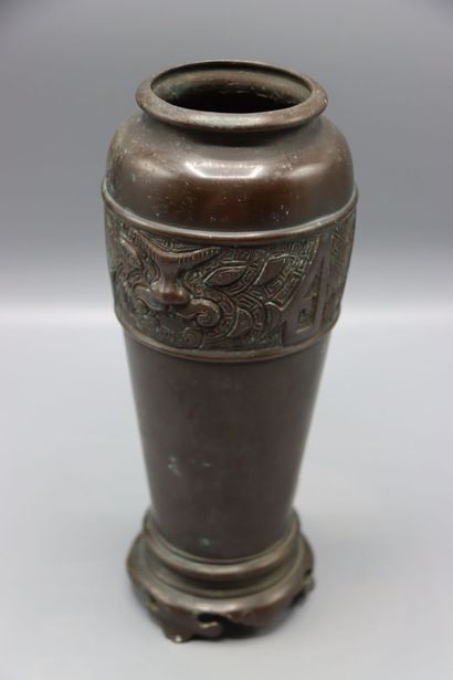 ASIE (CHINE) : Paire de vases en bronze de...