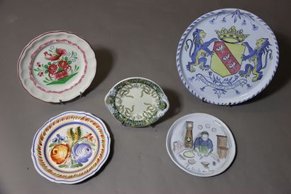 Réunion de 5 assiettes et plats à différents...