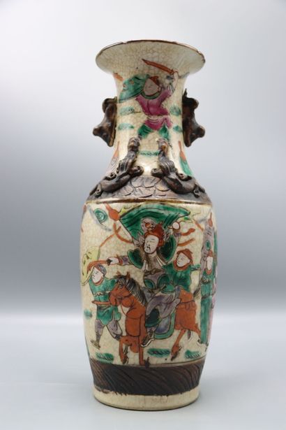 ASIE (Chine) : Vase Nankin à décor polychrome...