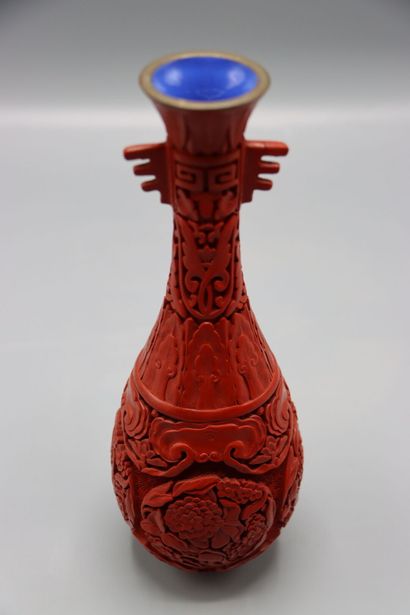 ASIE Chine : Vase soliflore (cinabre) en...