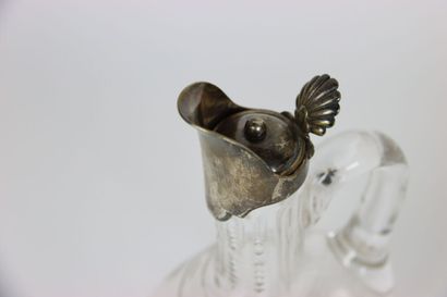 Paire de carafes en cristal à montures en...