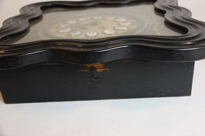 OEil de boeuf, à décor incrusté de nacre....
