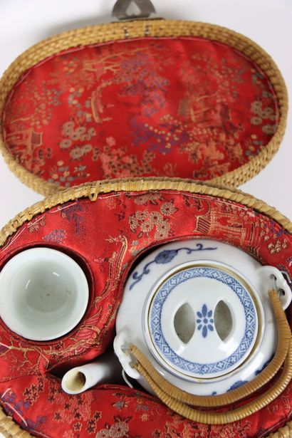 ASIE Chine : Service à thé dans un panier,...