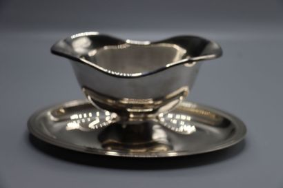 CHRISTOFLE. Une saucière avec un petit saladier...