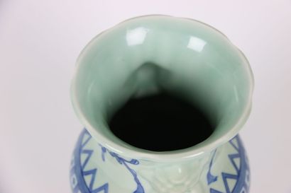 ASIE (CHINE) Vase en porcelaine bleu pâle...
