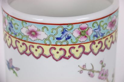 Asia : Vase in polychrome enamelled porcelain...