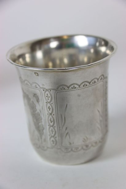 Paire de carafes en cristal à montures en...