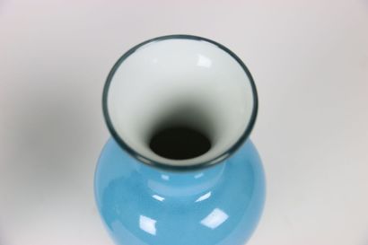 Paire de vase balustres en porcelaine bleu...