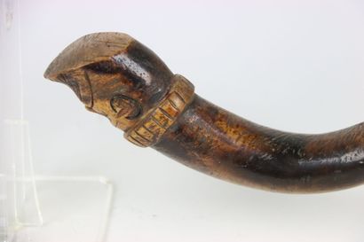ASIE. Canne en bois gravée représentant des...