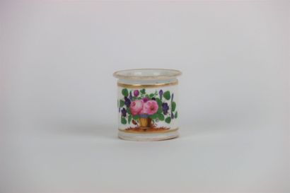 Petit pot en porcelaine de Paris. 