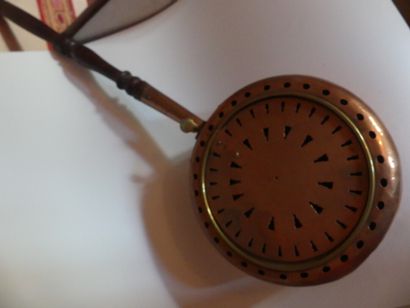 Bassine en cuivre, manche en bois tourné....