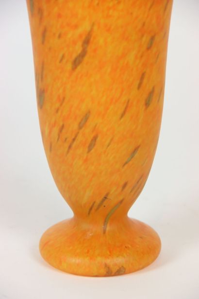 Vase évasé sur pied, style marmoréen, de...