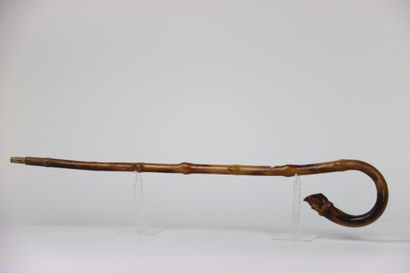 ASIE. Canne en bois gravée représentant des...