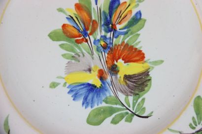 MOUSTIERS : Lot comprenant 5 assiettes à...