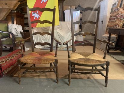 Deux chaises de nourrice paillés en bois...