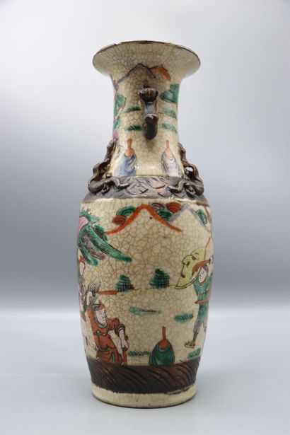 ASIE (Chine) : Vase Nankin à décor polychrome...