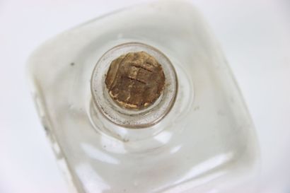Travail du XVIIIe siècle. Fiole en verre...