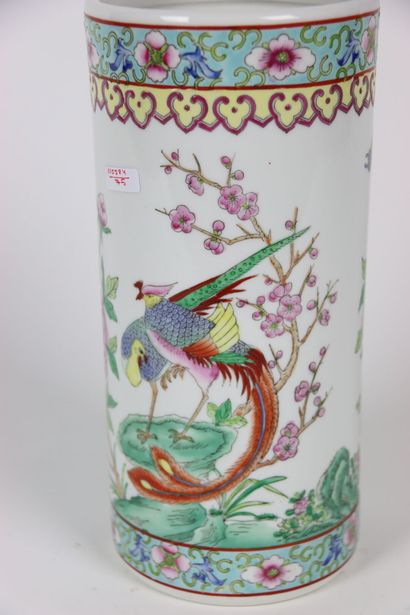 Asia : Vase in polychrome enamelled porcelain...
