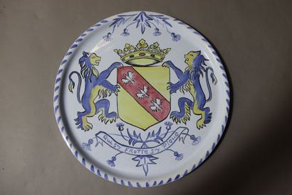 Réunion de 5 assiettes et plats à différents...