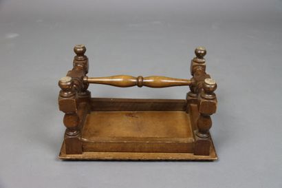 Table de maitrise. En bois mouluré et sculpté....