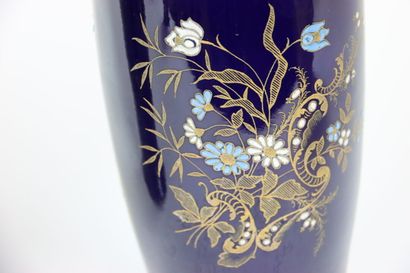 Paire de Vases en faïence polychrome sur...