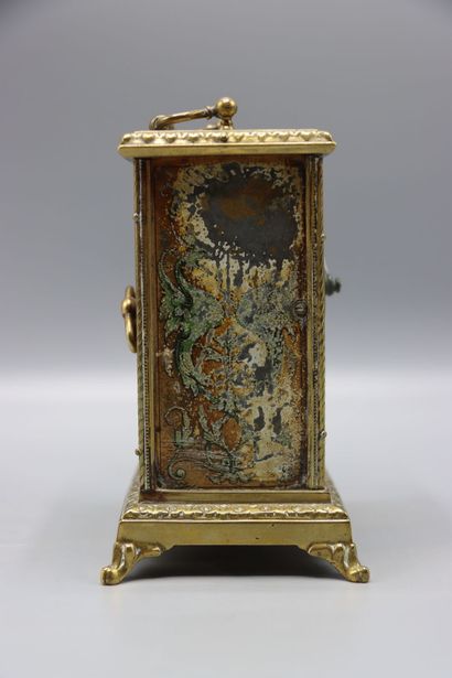 Petite pendule d'officier à décor polychrome...