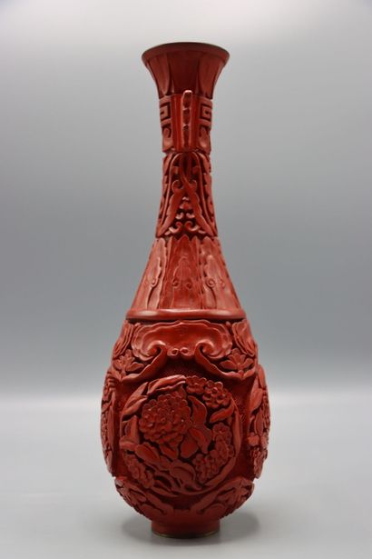 ASIE Chine : Vase soliflore (cinabre) en...