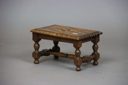 Table de maitrise. En bois mouluré et sculpté....