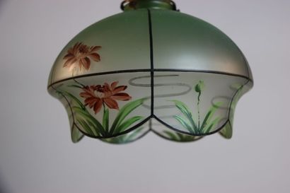 Lustre monte et vient en verre émaillé. Diamètre...