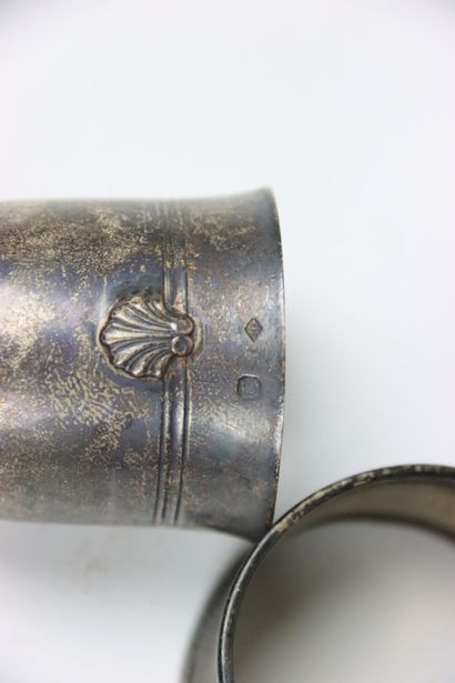 Réunion d'une tasse, un coquetier, une salière...