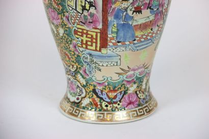 ASIE (CHINE) : CANTON. Vase balustre en porcelaine...