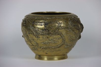 ASIE (CHINE) : Cache-pot en bronze à décor...