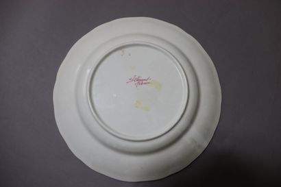 Réunion de 5 assiettes et plats à différents...