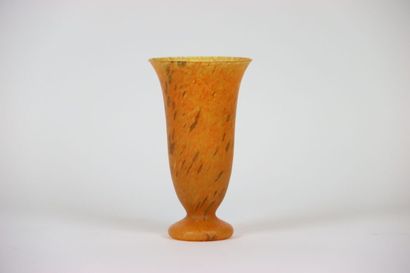 Vase évasé sur pied, style marmoréen, de...
