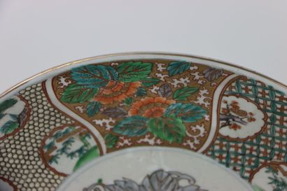 CHINE. Coupe en porcelaine à décor de volatiles...