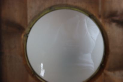 OEil de boeuf, à décor incrusté de nacre....
