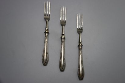 ARGENTERIE. Trois fourchettes et trois couteaux...