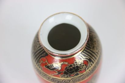 ASIE (CHINE) : Vase en porcelaine émaillée...