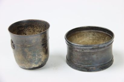 Réunion d'une tasse, un coquetier, une salière...