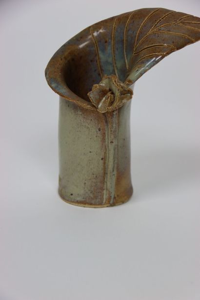 Petit vase en forme de feuille. Signé B.B....